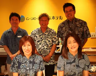 スタッフの集合写真