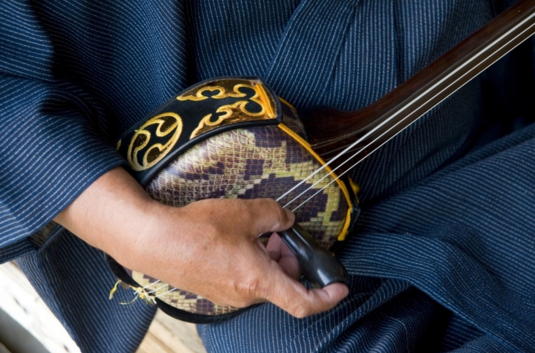 \「ゆかる日 まさる日 さんしんの日」/